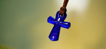 ラフォルム ガラスジュエリー ガラスアクセサリー Revive Ankh 古代エジプトで生命を象徴するアンクを、深いコバルトブルーのガラスで形づくったメモリアルペンダントです。輪と十字がつながる端正な輪郭に、ピンクや紫を帯びるイリデセント（ラメ）の…