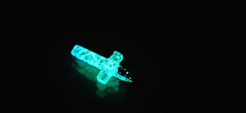 雪明かりのCROSS 暗闇では美しい光を放ちます。 ラフォルム ガラスジュエリー ガラスアクセサリー