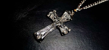 SAINT CRYSTAL CROSS シンプルなクリアーをベースに使用しています。 ラフォルム ガラスジュエリー ガラスアクセサリー