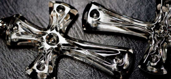 SAINT CRYSTAL CROSS 細部の彫刻など、お手持ちのクロスペンダントを可能な限り再現し2点お作りいたしました。 ラフォルム ガラスジュエリー ガラスアクセサリー