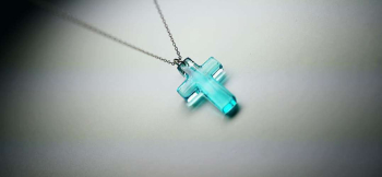 AQUA CROSS アクアブルーのシンプルな色味です。 ラフォルム ガラスジュエリー ガラスアクセサリー