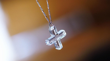 MODERNIZED CROSS / クリアー ～ 祈り ～ 裏面側にはご希望の文字彫刻を施しております。 ラフォルム ガラスジュエリー ガラスアクセサリー