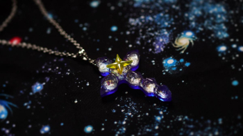 Miraculous prayer cross 見る角度や光の当たり方で表情が変化します。 ラフォルム ガラスジュエリー ガラスアクセサリー
