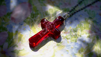 Blazing Cross 内部のダイクロガラスの煌きが印象的。 ラフォルム ガラスジュエリー ガラスアクセサリー