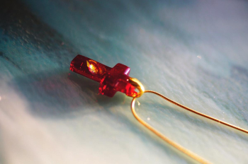 炎の祈り ～ Red Flame ～ ステンレス製ゴールドメッキのマジックラウンドチェーンで、身に着けやすく、シンプルながら存在感のあるデザイン。 ラフォルム ガラスジュエリー ガラスアクセサリー