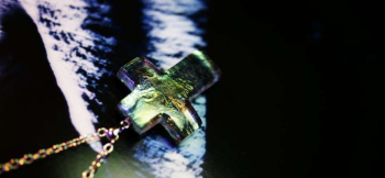 Cross ～ Limelight ～ グリーン系の輝きがあります。 ラフォルム ガラスジュエリー ガラスアクセサリー