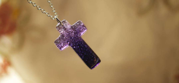 ラフォルム ガラスジュエリー ガラスアクセサリー Gratification purple シンプルでオーソドックスなフォルムのクロスタイプ。全体に丸みのある優しい雰囲気です。カラーは紫系を数色使用したグラデーション加工と細かな気泡を全体に施しまし…