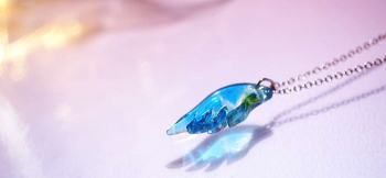 ラフォルム ガラスジュエリー ガラスアクセサリー Blue sky wing 淡いブルー系を大胆なマーブル模様にし、ダイクロガラスや蓄光加工を施した片羽根タイプの可愛らしいネックレスです。暗闇でご覧いただくと美しい蓄光の輝きをご覧いただけます。