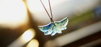 空と海からのメッセージ / ブルー 光りにすかすとまた別の印象。 ラフォルム ガラスジュエリー ガラスアクセサリー
