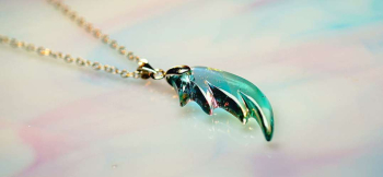 ラフォルム ガラスジュエリー ガラスアクセサリー 希望の翼 ～ Gleaming gentleness ～ 青緑からブルーへ溶け合う穏やかな色彩を、空へ伸びる片翼の中に閉じ込めました。羽先へ向かう深いカットが立体的な陰影を作り、内側に散らしたイリデ…