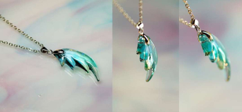 希望の翼 ～ Gleaming gentleness ～ 立体的な深いカットを施して羽を表現しています。 ラフォルム ガラスジュエリー ガラスアクセサリー
