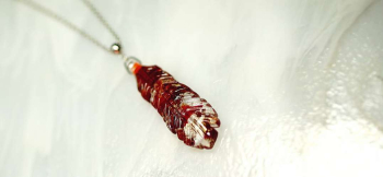 AMERICAN FLAME FEATHER レッド系の色合いをマーブル模様にしています。 ラフォルム ガラスジュエリー ガラスアクセサリー
