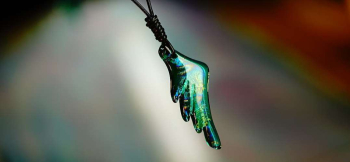 ラフォルム ガラスジュエリー ガラスアクセサリー Malachite wing 美しいエメラルドグリーンに幻想的なラメ。「孔雀石」のような美しい色合いが印象的な片羽根タイプのオリジナルペンダントが完成いたしました。スタイリッシュな細身の羽根は、見る…