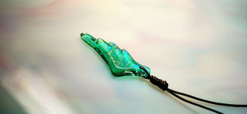 Malachite wing エメラルドグリーンの美しい色合い。 ラフォルム ガラスジュエリー ガラスアクセサリー