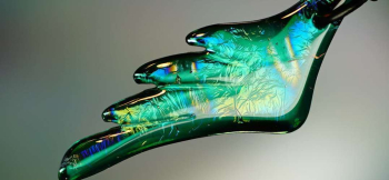 Malachite wing 内部には幻想的なレインボーラメの煌き。 ラフォルム ガラスジュエリー ガラスアクセサリー
