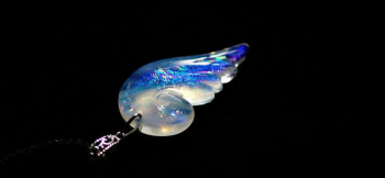 ラフォルム ガラスジュエリー ガラスアクセサリー Angel's wing 半透明の白いガラスに淡いブルーと青紫の光を重ね、天使の片翼を思わせるペンダントに仕上げました。滑らかな輪郭と羽先へ流れる造形の内側で、ダイクロガラスとレインボーのイリデセン…
