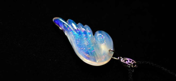 Angel's wing ブルー系の美しく繊細な煌き。優しさのある天使の羽根ペンダント。 ラフォルム ガラスジュエリー ガラスアクセサリー