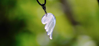 Angel's wing 流れのある半透明ホワイトの優しいベースカラー。 ラフォルム ガラスジュエリー ガラスアクセサリー