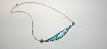 ラフォルム ガラスジュエリー ガラスアクセサリー Majestic wing 左右に伸びやかに広げられた翼のフォルム。紫外線によって色あいが変化するネオラベンダーをベースに、パープル系の色合いとゴールドの優しいラメの煌きをマーブル模様で施しました。…