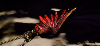 ラフォルム ガラスジュエリー ガラスアクセサリー Devil's wing ブラックをベースにレッドの「ダイクロガラス」の煌きを施した、強い存在感と美しさの悪魔の翼ペンダントが完成いたしました。悪魔の羽根をイメージした伸びやかなフォルム。その内部に…