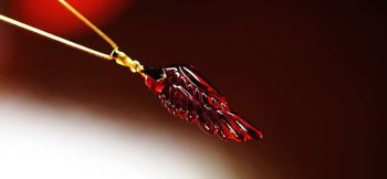 Raptor's wing ～ 最愛 ～ 女性用の赤は小ぶりサイズでK18製金具パーツを設置しております。 ラフォルム ガラスジュエリー ガラスアクセサリー
