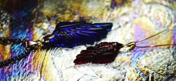 Raptor's wing ～ 最愛 ～ 赤と青それぞれに個性のある仕上がりです。 ラフォルム ガラスジュエリー ガラスアクセサリー