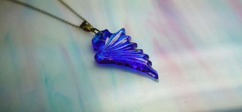 Devil's wing ～ Blue shine ～ 見る角度により変化する美しい煌きと伸びやかなフォルム。 ラフォルム ガラスジュエリー ガラスアクセサリー