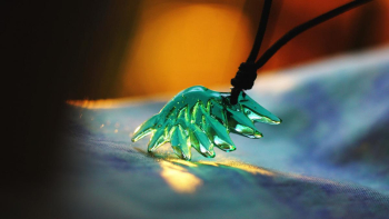 Wing of Aquamarine ライトアクアマリンブルーをベースに、深く羽根や模様のカットを施しています。 ラフォルム ガラスジュエリー ガラスアクセサリー