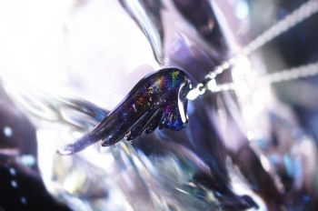 宙の守護翼 ～ Chronos Feather ～ 深宇宙のような奥行きと、ラメの煌きが織りなす幻想的な表情。 ラフォルム ガラスジュエリー ガラスアクセサリー