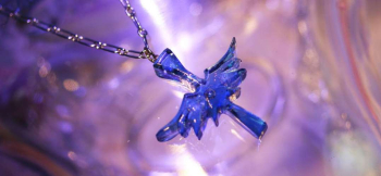 Holy wing cross 羽の中央部にはワンポイントに気泡が入っています。 ラフォルム ガラスジュエリー ガラスアクセサリー