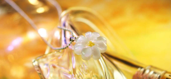 ラフォルム ガラスジュエリー ガラスアクセサリー Pure white clover ふっくらとしたハート形の花びらを四方へ広げ、白いクローバーのような一輪の花を作りました。中心には陽だまりを思わせる黄色を置き、花びらには淡いブルーのイリデセント（…