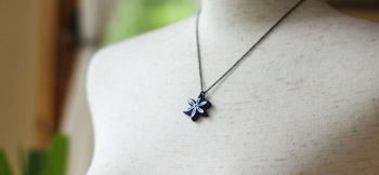 愛の花咲く時 身に着けたイメージ。現在43cmです。長さの変更も可能です。 ラフォルム ガラスジュエリー ガラスアクセサリー