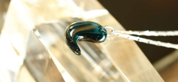 Aquamarine half union 緩やかなフォルム。勾玉や陰陽マークのようなイメージ。 ラフォルム ガラスジュエリー ガラスアクセサリー