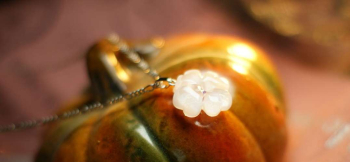 Pure white clover ～ 純な心  ～ 純白のクローバーペンダント。 ラフォルム ガラスジュエリー ガラスアクセサリー