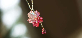 ラフォルム ガラスジュエリー ガラスアクセサリー 桜色の夢いっぱい 『桜色の夢いっぱい』は、赤紫の色彩を生かした胸元を彩るガラスペンダントです。
優しいピンクのグラデーション仕様の可愛らしい桜のペンダントです。ガラスの王様と呼ばれているダイクロガ…