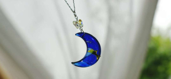 ラフォルム ガラスジュエリー ガラスアクセサリー Deep sea moon 深いコバルトブルーの三日月に、静かな波と小さなイルカの物語を描きました。青から青紫へ移り変わるマーブル模様は深海の陰影を思わせ、金色のモチーフが暗い海の中で温かな光を放ち…