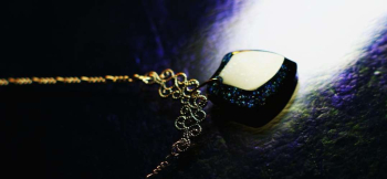 Nightstar emblem シャープなカットを全体に施しています。 ラフォルム ガラスジュエリー ガラスアクセサリー