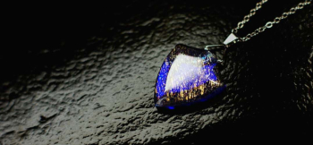 ラフォルム ガラスジュエリー ガラスアクセサリー Perseus's proof ～ Quasar ～ コバルトブルー(ロイヤルブルー)をベースにした素敵なエンブレムフォルムペンダントです。内部には、大変美しいレインボーラメが眩いほどに煌くペンダン…