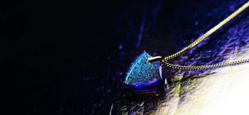 ラフォルム ガラスジュエリー ガラスアクセサリー Dichroic blue emblem 『Dichroic blue emblem』は、ガラスの透明感と光の表情を生かした胸元を彩るガラスペンダントです。
とっても可愛らしく小振りで、表裏はフラ…
