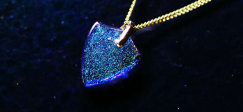 Dichroic blue emblem ブルー系に輝いているところ。 ラフォルム ガラスジュエリー ガラスアクセサリー