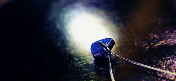 Dichroic blue emblem バチカン部分から見たところ。 ラフォルム ガラスジュエリー ガラスアクセサリー