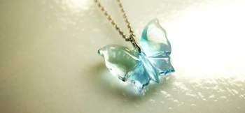 ラフォルム ガラスジュエリー ガラスアクセサリー Pure Morpho 優しい色合いと透明感が魅力的なモルフォチョウタイプペンダントです。こんな蝶が舞っていたらとても素敵ですね。色合いは、クリアーをベースに淡いブルー系二色と淡いラベンダー系を使用…