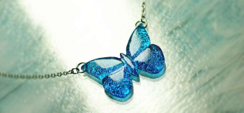 ラフォルム ガラスジュエリー ガラスアクセサリー Dichroic Lycaenidae 『Dichroic Lycaenidae』は、青の色彩を生かした胸元を彩るガラスペンダントです。
青空を飛び交う蝶は、太陽の光を浴びながらキラキラ煌きながら…