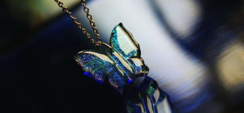 ラフォルム ガラスジュエリー ガラスアクセサリー Brilliant Morpho 美しく花から花へと舞う蝶は、とても優雅で美しいです。そんな蝶の中でもモルフォチョウの輝きは、人の目を奪う美しさがあります。そんなモルフォチョウをイメージしてお作りし…