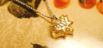愛しきLeaf ～ 優しいこころ  ～ 可愛らしいメイプルリーフのフォルムです。 ラフォルム ガラスジュエリー ガラスアクセサリー