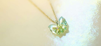 ラフォルム ガラスジュエリー ガラスアクセサリー Pure Morpho MINI 淡いブルーやラベンダー、黄緑の色彩が溶け合う、小ぶりなモルフォ蝶のペンダントです。透明なガラスの中へ繊細なマーブル模様とイリデセント（ラメ）を重ね、羽ばたくたび光が…