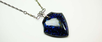Nightstar emblem ～ Victory ～ 細かなブルーのラメを表裏面に施しています。 ラフォルム ガラスジュエリー ガラスアクセサリー