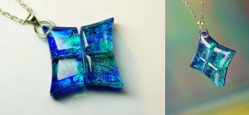 MARINE SNOW CREST 見る角度や光の当たり方で変幻自在に色を変えます。 ラフォルム ガラスジュエリー ガラスアクセサリー