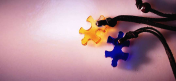 PUZZLE ～ ガラスのピース ～ 本牛革コード付き。 ラフォルム ガラスジュエリー ガラスアクセサリー