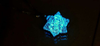 夜空に煌く花 暗闇では美しいブルーの蓄光の光。 ラフォルム ガラスジュエリー ガラスアクセサリー